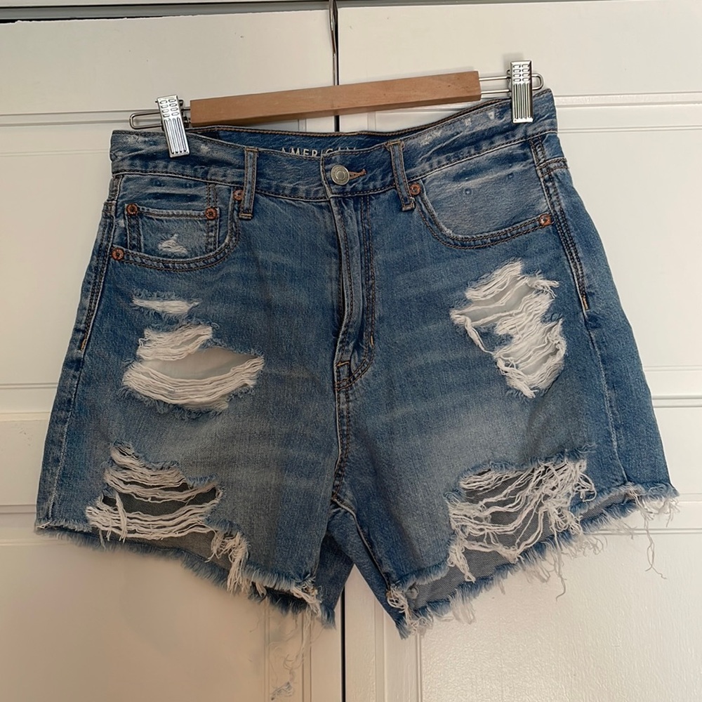 American Eagle Distressed 90s boyfriend jean short. Worn once. Size 4.